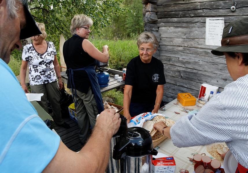 20090725_131_vol_DxO_raw.jpg - Här får man förtäring till en rimlig penning - gröt, glödkaka, korv, kaffe, läsk, bullar och även lotter
