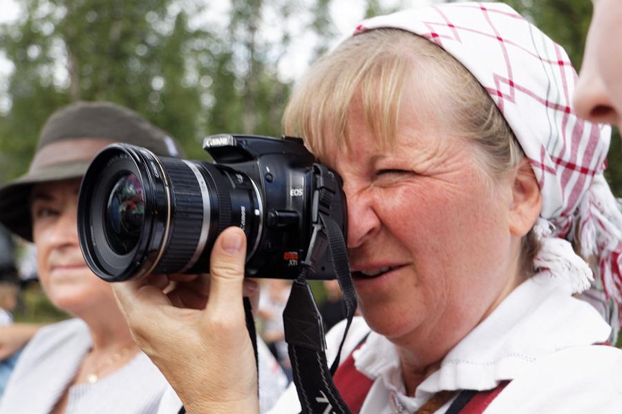 20090725_195_DxO_raw.jpg - Kusin Anita imponeras av vidvinkeln - trots att det är en Canon!