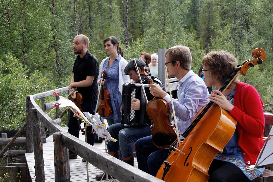 20090725_245_DxO_raw.jpg -  Så var det dags för de utmärkta musikerna som här introduceras av Johannes Jakobsson från Stockholm. Johannes har rötter i byn och spelar fiol. Dessutom ser vi Anna Lundgren, Stockholm - fiol, Markus Räsänen, Eskilstuna - dragspel och gitarr, Per Lindberg, Stockholm - fiol och Jenny Lierud, Stockholm - cello.