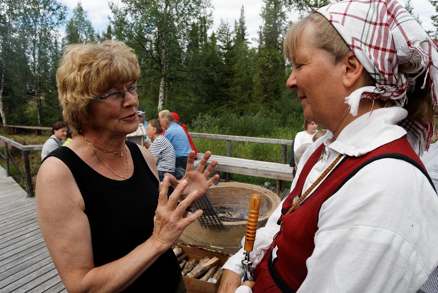 20090725_617_vol_DxO_raw.jpg - Ines uppmuntrar Anita att ställa upp för en intervju
