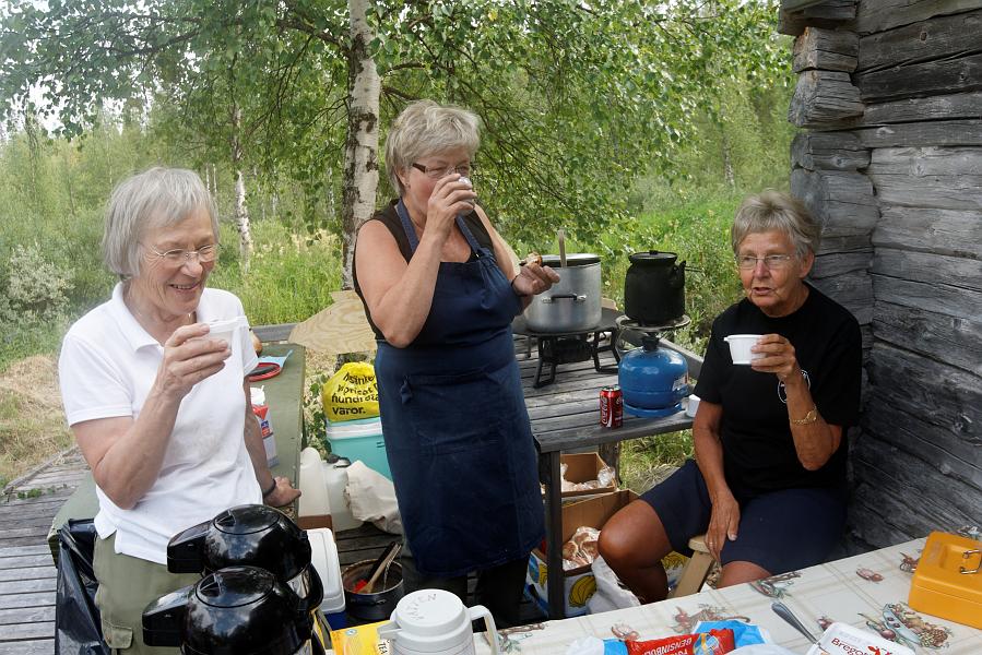 20090725_649_vol_DxO_raw.jpg - Till slut får även "personalen" lite mat