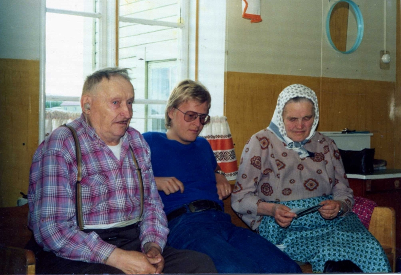 019.jpg - Axel Uusitalo, okänd man, Maria Lantto augusti 1975 (från Ragnhild Särkimukka)
