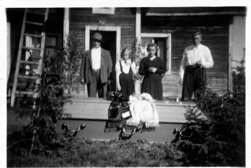 062.jpg - Begravning Fredrika Ylipää 1952. Vilhelm Ylipää, Hilda Eriksson f. 1942, Maria Olsson f. 1932 Hugo Ylipää f. 1931 (från Ragnhild Särkimukka)
