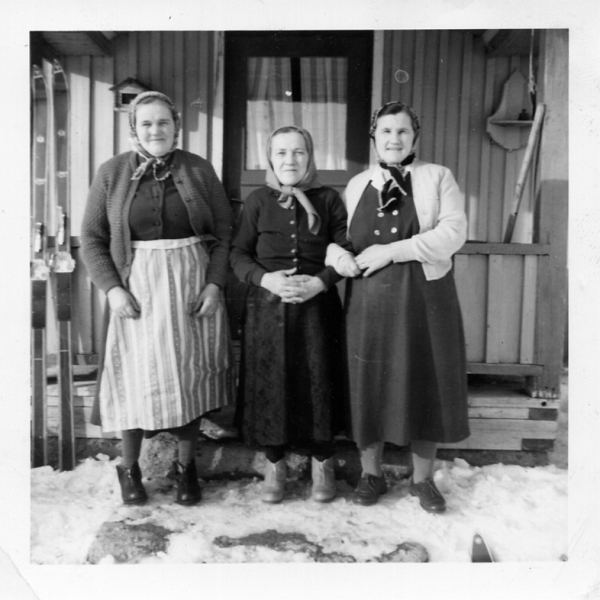 097.jpg - Påsken 2 april 1961 i Vivungi. Mari Lantto, Julia Uusitalo, Sofia Norrblom (från Göta Lantto)