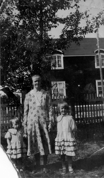 099.jpg - Anna Eriksson (moster åt Göta Lantto) med döttrarna Gunvor och Eivor Taget i Kiruna (från Göta Lantto)