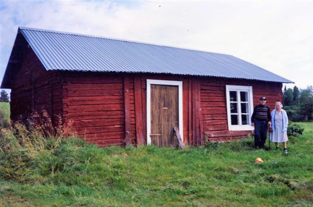 20.jpg - Kruukas första bostad i Lainio senare Niemen Levis. Elis Och Hildur Kruuka tv. (Ragnhild Särkimukka)