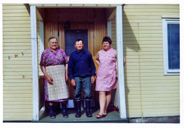 26.jpg - Maria, Oskar och Göta Lantto (Göta Lantto)