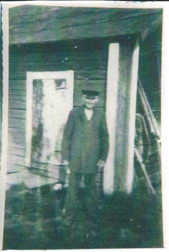 image001.jpg -  Isak Henriksson 1861-1935 från Alapäägården i Lainio. I samband att Alaapäägården gick förlorat under 1880-talet var syskonen Henriksson tvungen att flytta från gården. Isak flyttade 1897 till Gällivare och bosatte sig i byn Nuortikon utanför Gällivare där han gifte sig med Anna Sofia. Isak arbetade på järnvägen som då, 1897, hade hunnit till Gällivare. Var Isak befann sig efter att han var tvungen att lämna hemmet fram till 1897 är obekant. Hans bror Anders (Kajan Anttu) vistades i Parakka ett tag och senare i Oksajärvi innan han (då gift) bosatte sig i Lainio som backstugusittare. Isak står här utanför sitt hus i Nuortikon. Foto 1920-talet? Fotolån John Ivar Andersson vars farfar var ovannämnda Anders. 1939 installerade en Mattson reservkraft i Lainio skola. Denna Mattsons far var järnvägsarbetare ungefär samtidigt med Isak och möjligen kom dom att prata om Lainio. Sammanställaren har en CD-skiva där Mattsons far berättar om livet som järnvägare under 1890-talet. Han var med och byggde spåret från Boden till Gällivare. Isak och Anna Sofia fick barnen Fridolf, Sven, Hugo, John, Artur och Ida som var gift med Artur Söderberg. Deras son blev utrikeskorrespondent och förekom i TV under 1980-talet.