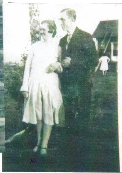 image003.jpg -  Kajan Anttus (Anders, Eriks far) gård som syns bakom. Senare är huset tillbyggt. Paret är Isak Henrikssons (Anders bror) dotter Ida med sin man Artur Söderberg vilka hälsade på hos Kajan Anttu i Lainio. Ida född i Nuortikon utanför Gällivare dit fadern Isak från Alapäägården i Lainio flyttade 1897 Ida och Arturs son blev utrikeskorrespondent med många framträdande i TV under 1980-talet med redovisning om krigsskådeplatser runt om världen. Ida var yngst av barnen till Isak och Isaks hustru. Fotograf Erik Almenäs, bildlån John Ivar Andersson. Bild mitten 1930-talet.