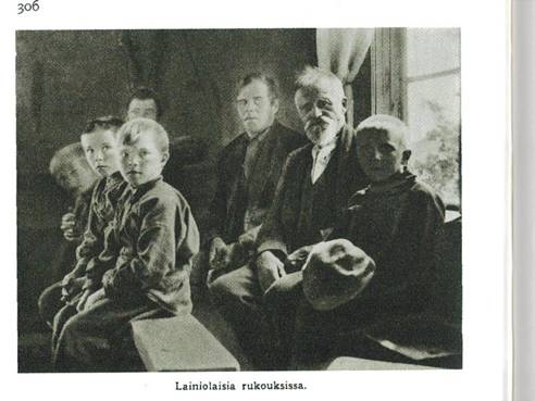 image005.jpg -  Bönemöte på Alapäägården alt. hos Hjalmar Pudas (Skillerstedt) Mannen med skägget är Anders Vilhelm Henriksson Alapää 1862-09-05-1935-11-21 (Kajan Anttu) från Alapäägården i Lainio. Alapäägården förlorades under 1880-talet. Anders började jobba i Parakka ett tag. Senare flyttade han till Oksajärvi där han träffade sin käresta, Amanda (Manda) Johansson, under 1890-talet. Där föddes antagligen första barnet 1896 (Julia). Sedan bosatte sig familjen i Lainio, hus byggdes där på ofri mark varvid Anders blev backstugusittare. Benämningen på platsen blev Kajan Anntu. Där föddes övriga barn från 1898 (Valfrid) till sista barnet, Erik, född 1917. 11 barn föddes i familjen. Sonen Valfrid övertog hemstället och köpte mantal av Nils Viikusjärvi varvid Valfrid blev hemmansägare. Anders var bror till Isak som nämns tidigare. Dessa bröder dog med 3 veckors mellanrum. Till vänster Anders är Frans Fredriksson, f. 1887, från Feeginpirtigården i Lainio. Han var bosatt i Vittangi. Till höger möjligen Anders yngsta barn, Erik, då i 13-års ålder. Foto Samuli Paulaharju. 1930-talet.
