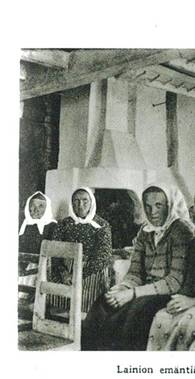 image006.jpg -  Bönemöte 1930-talet (samtidigt när kortet om Anders togs, se ovan) Kvinnan i mitten Anders Henriksson Alaapääs (Kajan Anttu) hustru Amanda (Manda) Helida Johansson 1873-06-24-1955-11-16 från Oksajärvi och dotter till tidigare nämnda Oksa Fia. Enl. uppgift av Mandas sonson, John Ivar, har Manda berättat att hon gick i skola på Erkkogården i Lainio. Läraren var Isak Isaksson (Kuolo Iisko) Detta bör ha varit i början 1880-talet. Manda bodde säkert under skoltiden på Erkkogården, hennes far var ju från Erkkogården och som flyttade till Oksajärvi 1860 där han gifte sig med Oksa Fia. Mandas mormor var Emma Laestadius, dotter till prosten Lars Levi Laestadius i Karesuando. På bilden är Manda omkring 60-år. Alla kvinnorna hade som huvudbonad huckle. Foto Samuli Paulaharju början 1930-talet.
