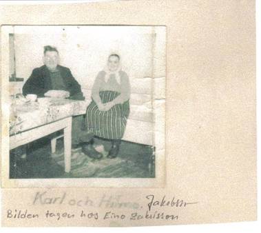 image013.jpg -  Bildlån John Ivar Andersson Här sitter Karl Jakobsson (Klemon Kalla) 1889-1970 med sin hustru Hilma Kruuka1893-1975. dotter till Isak Kruuka (Johten Iisko) 1859-1935 och Johanna Bergström 1856-1899 från Merasjärvi. De bodde på östra sidan älven nära färjeläget i en liten stuga. Paret sitter i Eino och Mina Zakrissons kök. 1960-talsbild. Karls och Hilmas hus se bild 99.