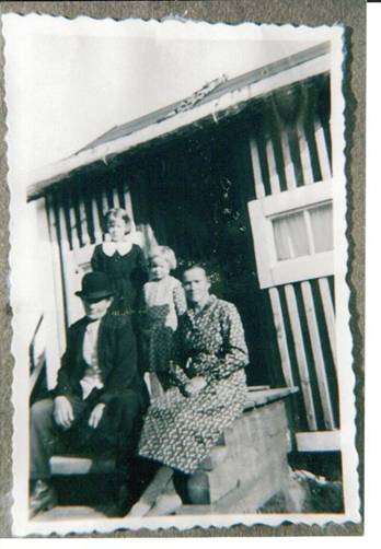 image015.jpg -  Här sitter Julia Andersson Alapää 1896-med sin man Vilhelm Elenius 1884-1968 på trappan, i det färdigställda huset, med sina barn Linnea 1926-19 gift i Kiruna och Anna Lisa 1932- också gift i Kiruna Huset byggt omkring 1930. Julia var syster till Erik som tog så många foton i Lainio slutet 1930-talet och första delen 1940-talet. Fotolån John Ivar Andersson.
