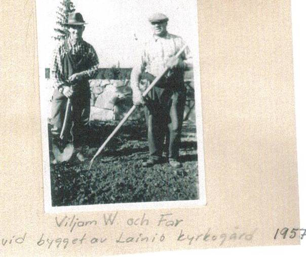image017.jpg -  Villiam Vinelund 1900-1977 från Alapäägården och Valfrid Andersson Alapää 1898-1964 vid arbetet av Lainio kyrkogård 1957. Villiam var sonson till Henrik Pudas som övertog Alapäähemmanet efter Valfrids släkt där hans far Anders var född på Alapäägården. Valfrid bror till Erik nämnd tidigare som flitig fotograf i Lainio under 1930-1940-talet. Bildlån John Ivar Andersson.