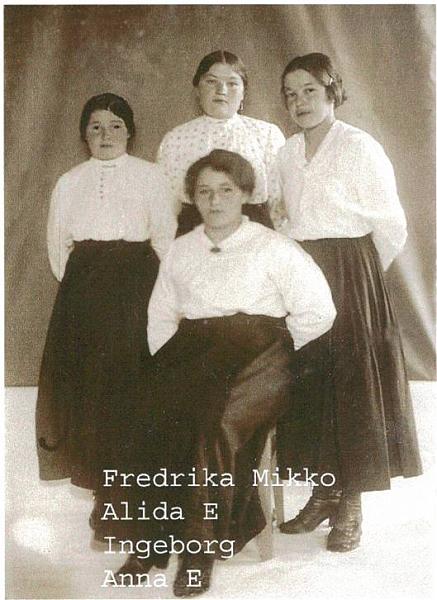 image020.jpg -  En knippe lainioflickor i 20-årsålder. Troligen ateljefoto i Kiruna Från Vänster Fredrika Mikko 1898-19xx från Rikan Tupa byggt under 1890-talet nära Erkkinens hus gift med Vilhelm Ylipää 1902-1965, dotter till Henrik Mikko från Mikkogården och Vilhelmina Henriksdotter från Erkkigården. Till höger Fredrika står Alida Esko 189819xx från Heikanpekkagården byggt i början 1900-talet längst norrut i byn och en av grannarna till Fredrika. Alida gift med Vilhelm Rautio från Vittangi. Sedan Anna Mikko 1895-1964 dotter och äldsta barnet till Erkkinen och Sofia på Erkkinengården och möjligen född på Mikkogården innan föräldrarna byggde nytt på Erkkinenplatsen. Kusin till Fredrika och granne till Fredrika. Anna gift med Vilhelm Spett i Lannanvaara. Längst till höger Ingeborg har ej identifierats. Bildlån Gunnel Martti.