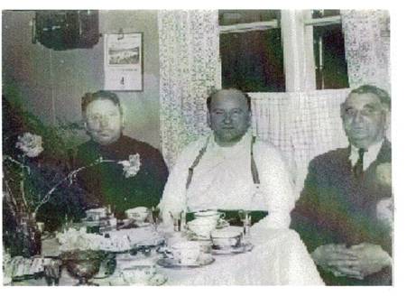 image021.jpg -  Här sitter tre söner till Erkkinen och Sofia Mikko. Viktor i mitten fyller nämligen 50 år femte mars 1955. Bröderna sitter i köket i deras hemgård som Viktor övertog. Från vänster Vilhelm Eriksson Mikko 1899-1971 som byggde eget hus under 1930-talet och blev närmaste granne till hemgåden. Öppnade lanthandel under 1930-talet. Affären stängd 1981. Gift med Hilda Pettersdotter Rova 1900-1992 från Rovagården i Lainio. I mitten Viktor Eriksson Mikko 1905-1966 bodde kvar i hemgården gift med grannflickan Anna Ester Esko 1911-1996 från Heikan Anttugården norrut från Erkkisesgården. Höger. Johannes Eriksson Mikko 1896-196x, byggde eget hus en bit frånVilhelm i början 1930-talet. Öppnade lanthandel runt 1930 först i hustruns hemgård och sedan i eget hus. Gift med Fannie Martti 1904-1980 från Marttigården. Affären stängdes mitten 1960-talet.