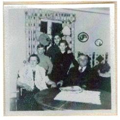 image023.jpg -  Här är familjen Johannes samlade i köket hemma hos sig. Bör var mitten 1950-taletFrån vänster Fannie 1904-1980, Bror f. 1945, Sara f. 1934, Sylva f. 1943 och Johannes 1896-196x.