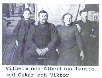 image027.jpg -  Bildlån Gunnel Martti Familjen Lantto på Lanttogården mellan 1910-1920 På gamla Lanttogården vid älven bodde två bröder Lantto med familjen Vilhelm och August. Denna bild visar Frans Vilhelm Andersson Lantto 1877-1920 med hustru Albertina Eriksdotter Ylipää 1872-1943 med barnen Oskar 1899-1988 och Viktor 1903-1979. Lanttogården revs någon gång på 1940-talet. Rummet är nog mot gaveln, husets finrum. Vit lakan upphängt så att bättre ljusförhållande uppnås. Timret synligt i väggen och ej beklädd. En almanacka på väggen syns visande nr. 7. Utdragssoffan är bäddat. Vid rivningen av huset användes delvis det rivna timret till att uppföra ladugården för sonen Viktor. Oskar byggde eget hus i början 1930-talet en bit längre från älven. Gift med Maria Eriksdotter Mikko 1908-1951 från Erkkisengården. Omgift med Maria Kruuka 1904-1979 från Kruukagården östra sidan älven. Viktor byggde eget hus runt 1930 gift med Maria Isaksdotter 1903-1992 från Erkkigården. Nedan Vilhelms 2 bröder som flytta till USA.