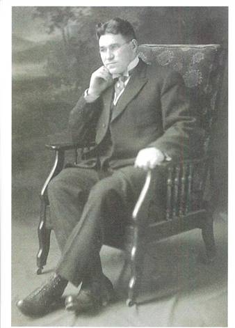 image028.jpg -  Ateljefoto i USA. William Andersson Lantto 1883-1940 bror till Vilhelm nämnd ovan och uppväxt på Lanttogården Emigrerade till USA troligen 1913 (nämns obefintlig), han finns ej upptagen i förteckningen över emigranter. Han anges vara apotekare i USA och gift med en finländska. William återsåg aldrig Lainio. Bildlån Gunnel Martti.