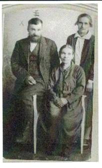 image030.jpg -  Från vänster Petter Olof Henriksson Rova (Rovan Pekka) 1864-19xx med hustru Maria Johanna Sevä 1859-19xx samt dottern Hilda 1900-1992 gift med Vilhelm Eriksson Mikko 1899-1971. Petter och Maria, från Kärendöjärvi, vistades mycket i Kärendöjärvi med renskötsel där de hade en bostad vid stranden av Kukasjärvi en bit från byn. Hilda och en yngre syster är födda i Kärendöjärvi. Petters far byggde Rovagården under 1850-talet. Senare tillbyggdes Rovagården av Petters bror Johan Henrik. Johan Henrik hade lanthandel på Rovagården. Fotolån Bror och Birger Eriksson.