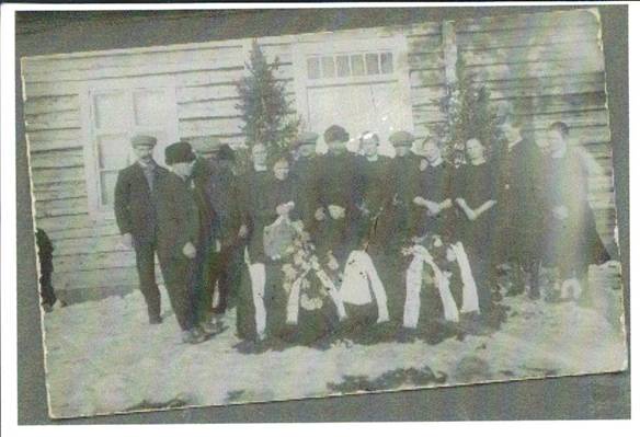 image032.jpg -  Bilden tagen vid Kristina Rovas begravning. Den lilla pojken i mitten är hennes son Kurt Rova. Med på bilden finns säkert Kristinas föräldrar Petter och Maria, möjligen den långa mannen och kvinnan till vänster, samt Kristinas syskon. Bilden ej tagen i Lainio. Bildlån Bror och Birger Eriksson.