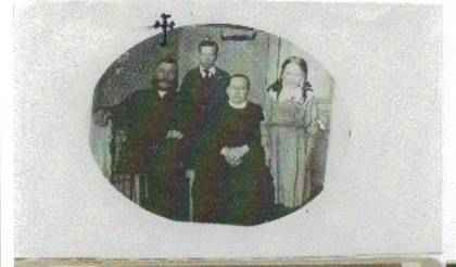 image033.jpg -  Bilden tagen i Kitkiöjärvi visande från vänster Eino Zakrissons far, Eino Zakrisson 1902-1981, Einos mor och en syster till Eino. Eino gift med Mina Isaksdotter Tarha 1899-1996 från Tarhsgården i Lainio. Paret bodde först i Kitkiöjärvi för att 1940 bosätta sig i Lainio på Juhogården där Minas syster varit husmor men dödd några år tidigare. Eino var en av de första som åkte bil på den nyuppförda vägen till Lainio slutet 1920-talet. Eino och Mina byggde senare eget hus intill Juhogården. Hade byns telefonväxel och väderleksstation.