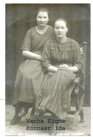 image034.jpg -  Till vänster Signe Holma 1899-1967. Gift med Petter Prost i Kiruna. Signe dotter till Greta Johanna Holma 1867-1915 flyttade till Korpilompolo 1891 och fick där dottern Signe. Enligt uppgift blev Signes far mördat. Mor och dotter återkom till Lainio 1902 och boende kanske på Feginpirtigården där Signes mormor var husmor. Signe gick skolan i Lainio för att 1920 flytta till Kiruna. Signes mormor Greta Kajsa var först gift med Henrik Holma 1837-1871 från Kangos och bosatta på Klemogården i Lainio. Kvinnan till höger ej känd till namnet Bildlån Gunnel Martti Ateljebild i Kiruna.