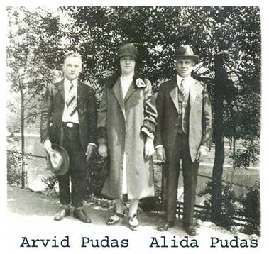 image035.jpg -  Syskonen Henriksson från Alapäägården i Lainio fotograferade i USA (Chigago ?) Från vänster Arvid Henriksson 1898-1979 emigrerade till USA nder 1920-talet. Finns ej med i tillgängliga emigranthandlingar. Troligtvis kom Arvid sist av syskonen till USA. Fototillfället kan vara då han kommit till brodern Oskar i Chigago. Arvid kom tillbaka till Lainio under början 1950-talet. Han gjorde flera resor till USA efter det för att sedn slutgiltigt stanna i Lainio, byggde eget hus nära hemgården och gifte sig med Elsa Fors från Oksajärvi. Ryktet säger att han smugglades från Canada till USA vid Niagarafallet. I mitten systern Alida 1905-19xx reste Sverige 1924 enligt emigranthandlingar. Hon besökte Lainio några gånger. Till höger brodern Oskar 1896-1956 kom först av syskonen till USA och Chigago. 1921 började han på Västerås tekniska skola och sedan till USA. Har ej hittats i emigranthandlingar. Oskar var elingejör i USA. Han var till Lainio början 1950-talet och är begraven i Lainio. Syskonens föräldrar köpte Alapäägården i början 1880-talet efter att de gamla ägarna råkat i obestånd. Bakom syskonen syns en älv. Bildlån Gunnel Martti.