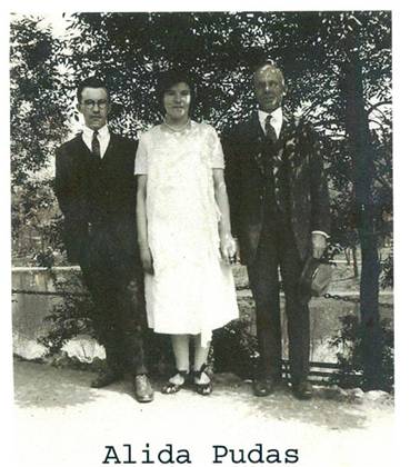 image036.jpg -  Här en bild lite senare på sommaren än på bild 35 med Alida i mitten och Oskar till höger. Den yngre mannen till vänster ej känd till namnet. Fotot taget på samma ställe som bild 35.