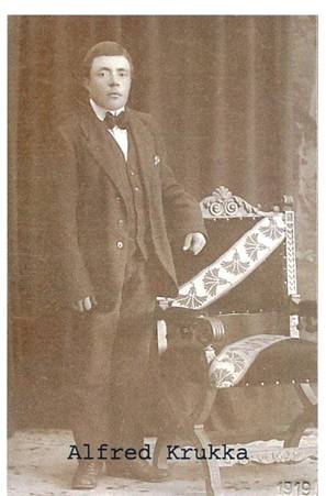 image040.jpg -  Ateljefoto i Kiruna Alfred Petter Kruuka 1895-1950 son till Petter Olof Johansson Kruuka (Niemen Pekka) 1867-1921 och läraren i Lainio skola Maria Katarina Sunna 1873-1899. Petter Olof byggde eget hus under 1890-talet söder om nuvarande bönhuset. Ungefär samtidigt byggdes Lainios första skolbyggnad nära Petters hus. Alfred till Kiruna 1918 där han gifte sig med Hilda. Alfred var äldst av barnen och möjligen född på Kruukagården östra sidan älven. Alfred bodde ett tag i hans halvsyster Elsas och hennes man Vilhelm Esko, senare Ekhult, hus i Lainio. Bildlån Gunnel Martti.