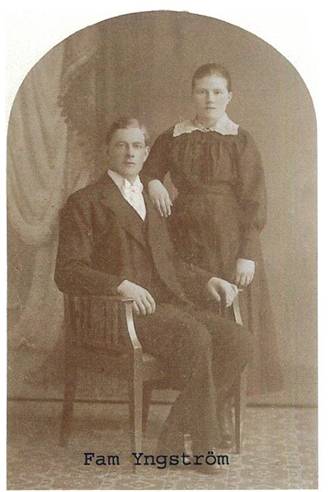 image041.jpg -  Ateljefoto 1920-talet, möjligen bröllopsbild 1921. Anna Eufemia Kruuka 1900-1958 en halvsyster till Alfred ovan och dotter till Petter och Petters andra hustru Ingrid Knutsdotter Sunna 1870-1938, en kusin till Petters första hustru. Eufemia gift med Johan Yngström från Ladnivaara. Bildlån Gunnel Martti.