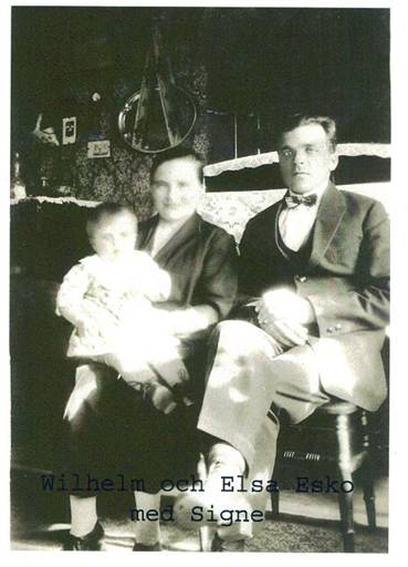 image042.jpg -  Fotograf okänd men kan vara Fredrik Halldén. Här sitter Ester Elisabet Kruuka 1902-1982, syster till ovannämnda Anna Eufemia Kruuka, och Anders Vilhelm Andersson Esko 1898-1979 med dottern Signe Maria 1924-198x. Troligen är bilden taget hos Vilhelms hemställe Heikan Anttu nära Erkkinens hus. Familjen flyttade till Kiruna 1924-25. Familjen tog efternamn Ekvall Vilhelm och Elsa byggde eget hus i Lainio under 1940-talet där de bodde ett tag. Flyttade dock tillbaka till Kiruna. Under 1980-talet sålde barnen huset till Lennart Ericsson. Sonen Harry var ett tag gymnastiklärare i KPU, en av eleverna var nedtecknaren av denna handling. Fotolån Gunnel Martti.
