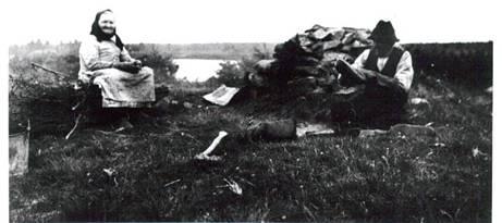 image043.jpg -  Här sitter Heikan Pekka, Hans Petter Henriksson 1861-194x och hustrun Greta Johanna Britasdotter 1867-195x vid uteugnen. Lainioälven syns bakom dem. Hans Petter var född på Heikagården. Hans far Henrik köpte av Esaias Henriksson från Ollasgården. Heikkahemmanet som Esaias ägde. Platsen kallades då Esko efter Esaias. Hans Petter ägde halva Erkkohemmanet efter hans far som var född på Erkkogården. Hans Petter förlorade eller sålde sin del av hemmanet (vissa säger att han bytte hemmanet mot en arbetshäst) Familjen bodde först på gamla Erkkigården där Greta Johanna var född utanför äktenskapet. Under 1910 talet byggde paret en ny bostad längst norrut byn efter älven. Det är där de befinner sig vid uteugnen som låg nära bostadshuset. Samuel Eriksson berättade att han fick följa med familjen, när de flyttade från Erkkigården, till det nybyggda huset och fick sova över första natten i huset. Samuel var ju granne med familjen och en del barn var ju i Samuels ålder. Äldsta barnet Arvid, f. 1895, berättade åt nedtecknaren 1980 att de som barn brukade ha lite hyss med Samuels far Ollan Erkki på Ollagården. Greta Johannas mor Brita gifte sig i Lannavaara och då flyttade dottern med dit. Enligt uppgift hade sonen Arvid träffad, under hans rekryt, sonen till Greta Johannas far. Hans Petter kom ihåg som liten Temmingi Erkki som hade byggt ett rökpörte alldeles nära det nuvarande färjeläget. Som liten hade Hans Petter och andra barn kommit till TemmingiErkki i rökpörtet. Barnen hade då passat på att täcka rökgången över elden. Pörtet blev rökfyllt. Barnen sprang ut fortast möjligt med Erkki efter. Ibland när Samuel med nedskrivaren kom från Sietkiängar 3 km. uppströms så gick vi en avstickare till Hans Petter, Greta Johanna och hemmavarande handikappade barnet Frida Miljana. Samuel hade nämligen en båtplats lite nedströms Heikanpekkas.