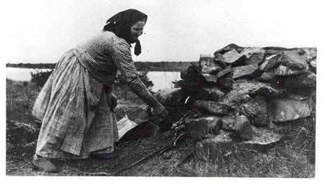 image044.jpg -  Greta Johanna vid uteugnen. Båda bilderna från början 1930-talet och tagna av Samuli Paulaharju.