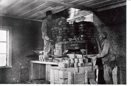 image046.jpg -  På Marttigården muras en ny öppen spis slutet 1920-talet. Johan Petter Martti 1861-194x står på golvet och är hantlangare åt muraren Hautamäki (ej från Lainio) Rummet är närmast vägen. Då användes inte rummet vintertid. Nu skulle dottern Fannie med man, Johannes flytta in. De hade även en tillfällig lanthandel där innan paret byggde nytt hus på andra sidan vägen början 1930-talet. Sedan användes rummet till skollokal 1934 för vissa klasser innan nya folkskolan var inflyttningsklar 1935, sedan som postlokal några år. Nu är Marttigården flyttat till där färjeläget finns och fungerar som hembygdsgård. I detta rum som fotot visar användes som förvaring av gamla foton, Laestadius skriverier, möbler från Ollagården från Ollan Erkkis tid. Denna Marttigård byggt slutet 1890-talet, den gamla på samma ställe brann ner under slutet 1890-talet. Det var i Marttigården som brann ner slutet 1890 som Lars Levi Laestadius anordnande den första missionsskolan 1848 som sedan flyttade till olika byar i lappmarken och i Tornedalen. Missionsskolorna var kvar ända in till 1860-talet Johan Petter (Martin Pekka) med hustru Helena Rova 1862-195x bodde i den högra delen av huset.