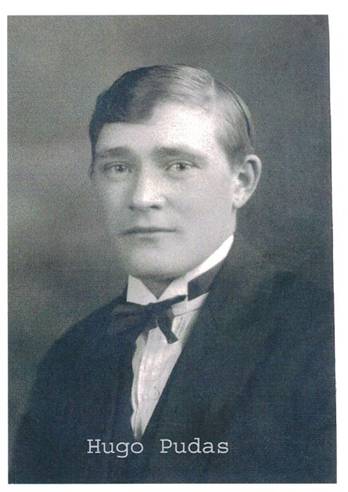 image051.jpg -  Bildlån Gunnel Martti Foto ateljé USA Albert Hugo Fredriksson Pudas 1898-1976 från Fettogården i Lainio på östra sidan älven född i Kärendöjärvi. Föräldrarna kom till Lainio 1905. Son till Fredrik Pudas och Josefina Kuoppa. Fredrik född i Kangos och vistades ett tag i USA kom tillbaka gifte sig med Josefina i Kärendöjärvi där de var bosatta till 1905. Hugo hittas inte i förteckningen över emigranter däremot finns fadern Fredrik med i förteckningen. Hugo besökte Lainio under 1950-talet liksom hans son som gjorde sin militärtjänstgöring i Tyskland. Hugo var gift med en tyska. De bodde i Chicagotrakten.