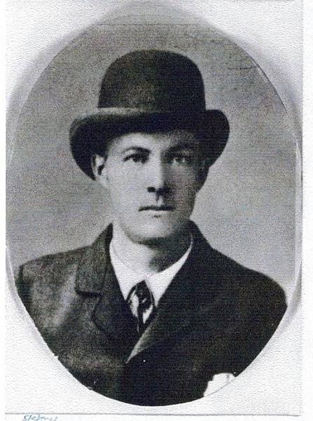image059.jpg -  Stefanus Johansson 1868-1928 son till Johan Olofsson och Anna Hansdotter på Ollagården. Stefanus flyttade till Malmberget 1893 där han arbetade i gruvan. Han blev antagen som skrädare i kaptensgruvan 1893-07-20 med anställningsnummer 65.