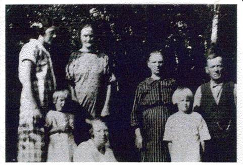 image060.jpg -  Fotograf okänd, bilden tagen i Malmberget. Bildlån hembygdsgården i Lainio som i sin tur fått bilden av Märta Järvfelt Här en annan bild på Stefanus från 1920-talet. Från höger Stefanus Johansson 1868-1928, dottern Märta Johansson 1920-1986 och hustrun Teresia Koskenranta 1877-1957 från Pajalatrakten, på 1930-talet taget efternamn Järvfelt. Övriga okända.