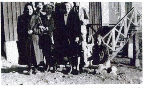 image062.jpg -  Maria står här med en del av sina barn, dottern Malin till höger om Maria. Möjligen tagen hos Malin i Kiruna.