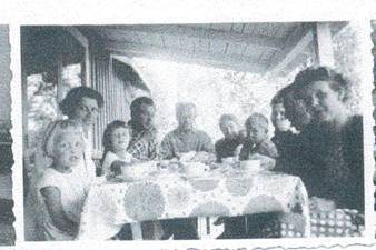 image065.jpg -  Bildlån Kjell Ohlsson Här sitter på terrassen Marias äldsta dotter Hilma 1897-1978 i Kiruna Från vänster Elisabet, Elin, Kerstin, Erik, Arvid, Hilma med någon i famnen, Jan Olov f. 1947 boende i Kiruna Malins son, Karin, Malins dotter, Oskar och Malin Zakrisson. Bild 1950-talet.