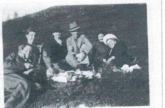 image068.jpg -  En bild troligtvis på Luossavaara slalombacke någon gång 1940-talet. Från vänster Marias dotterson Hadar Johansson f. 1920, Marias dotter Malin 1905-1972, Marias dotter Hilma 1897-1978, Arvid Ohlsson 1885-1973 gift med Marias dotter Svea, Maria 1869-1952, Marias dotter Svea 1899-1972. Hadar bosatte så småningom i Malmö, Malin i Kiruna, Hilma i Kiruna, Arvid var vattenrallare så Svea och Arvid fick flytta mycket.