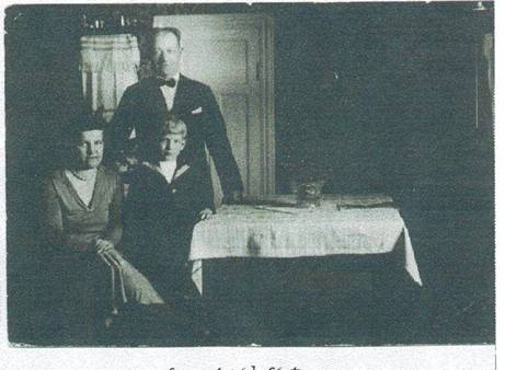 image069.jpg -  Fotolån Kjell Ohlsson Marias dotter Svea 1899-1972 gift med Arvid Ohlsson 1885-1973 och sonen Sixten f. 1924. Sixten bosatt i Uppsala.