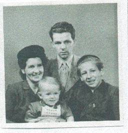 image070.jpg -  Bildlån Kjell Ohlsson. Marias son John Isaksson 1912-1989 med hustru Daga f. 1911 utanför Skellefteå samt barnen Karl Erik 1946 och Roland. Bilden tagen i Skellefteå och före 1950 då dottern Catrina föddes. Daga hade u. ä sonen Roland. John hade även arbetat i skogen i Lainiotrakten.
