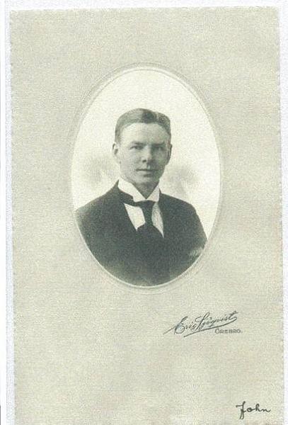 image073.jpg -  Stefanus Johanssons 1868-1928 son John Järvfelt 1896-1965 gift med Signe Armstedt 1901-1974. Gick tekniska elementar skola i Örebro 1915-1919 1932 kom John till Luleå och blev chef på Luleå Elverk.