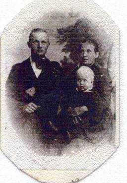 image075.jpg -  Natanael Johansson 1863-1934, son till Johan Olofsson och Anna Hansdotter på Ollagården i Lainio. Natanael flyttade från Lainio som 17-åring först till Övertorneå för att senare flytta till Risögrund utanför Kalix där han köpte en tomt av en skräddare intill Kalixälvens utlopp. Natanael var nattvakt i Karlsborgsverken. Natanael gift med Hilma 1861-1938 från Finland. Här ett foto från 1896 med Natanael och Hilma med yngsta barnet Karl 1894-1979.