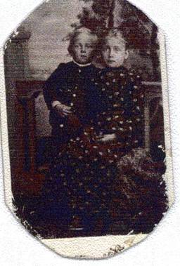 image076.jpg -  Natanaels och Hilmas barn John 1891-1952 och Anna 1887-1942. Bild troligen 1896. John bosatte nära hemstället. Anna bosatte sig också i Risögrund.