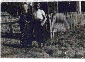 image079.jpg -  Marias 1869-1952 dotter Malin 1905-1972 på besök hos sin morbror Natanaels hustru Hilma i Risögrund. Natanael var då död så fotot är efter 1934. Natanaels och Hilmas hus, gavel, syns lite. Huset låg nära Kalixälven inte så långt från utloppet i havet. Karlsborgsverket låg inom gångavstånd dit Natanael gick eller rodde med båt när han skulle till jobbet som nattvakt. De hade också kreatur.