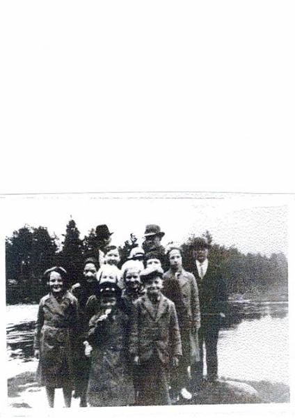 image084.jpg -  Här är nog familjen Stefanus Johansson 1868-1928 och Maria Johansdotter 1869-1952 gift Isaksson samlade möjligen vid Vassaraälv i Gällivare. Till vänster skymtar Maria. Längst höger Marias man Karl Levi 1864-1942, en av männen bakom är nog Stefanus och den andra kan vara Stefanus son John f. 1896 Stefanus håller en liten i famnen som bör vara dottern Märta f. 1920 Längst fram möjligen John f. 1912. Karl Erik 1908-1935.