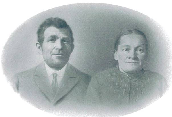 image088.jpg -  Antagligen s. k montagebild. Bilder ihopsatta från 1910-talet. Johan Henrik Kruuka (Juho) 1861-1942 här med sin hustru småskolläraren i Lainio Selma Myllymäki 1870-1922 från Övertorneå. Johan och Selma byggde Juhogården under slutet 1890-talet. Selma var lärare 1899-1922. Bildlån Gunnel Martti.