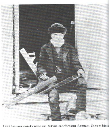 image094.jpg -  Bild från Lainioboken Här sitter Jakob Andersson Lantto 1846-1924 vid gamla Lanttogården nära älven. Jakob gifte på gamla dagar med hans brors hustru efter hennes mans död. Snickarsåg och rubanken syns, verktyg han använde vid tillverkning av likkistor.
